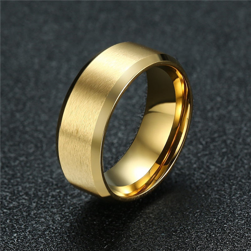 Gouden kleur roestvrijstalen herenring, glanzend en tijdloos design voor mannen.