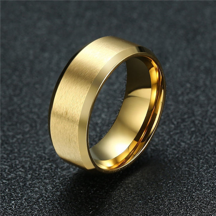 Gouden kleur roestvrijstalen herenring, glanzend en tijdloos design voor mannen.