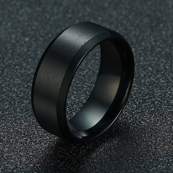 Glanzende heren roestvrijstalen bandring, tijdloos en minimalistisch. Elegant heren sieraad.