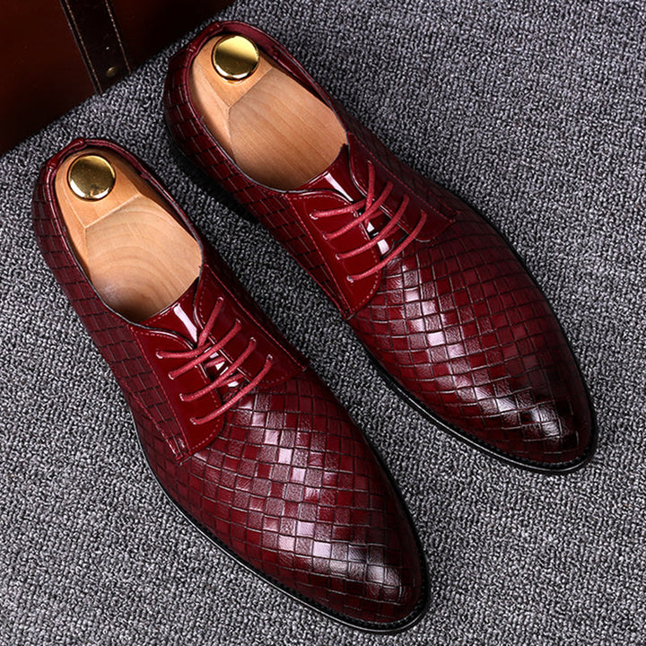 Gedetailleerd zicht op klassieke zwarte heren veterschoenen; verfijnde formele nette schoenen voor elke gelegenheid.