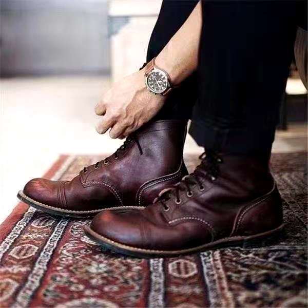 Stijlvolle heren veterboots in retro design, verkrijgbaar in bruin, zwart, khaki en koffie. Comfortabele enkellaarsjes.