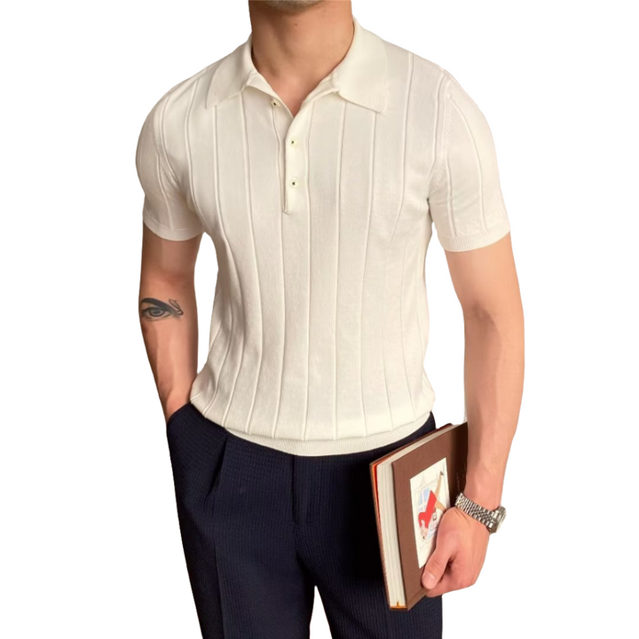 Close-up van de ribgebreide stof van deze stijlvolle heren polo, comfortabel voor casual kleding.