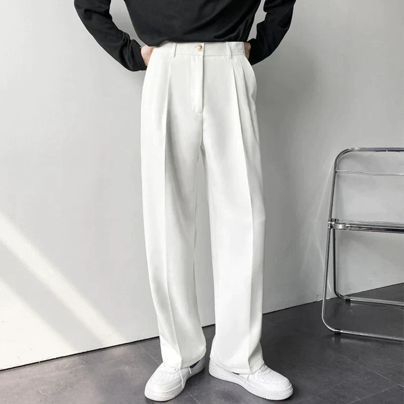 Man draagt zwarte, comfortabele herenpantalon met wijde pijpen, ideaal voor een trendy en relaxte stijl.