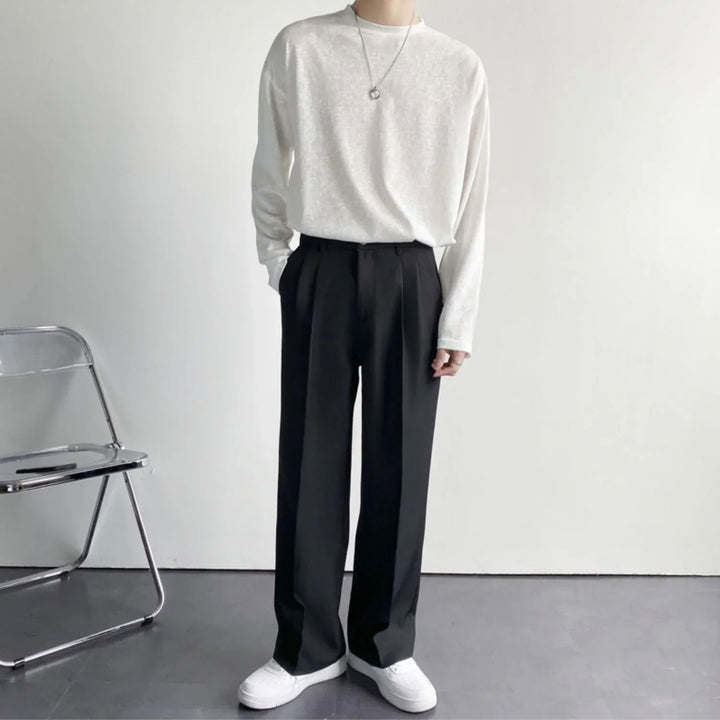 Close-up van de textuur van een stijlvolle oversized herenpantalon, wijde pijpen, in een moderne zwarte tint.