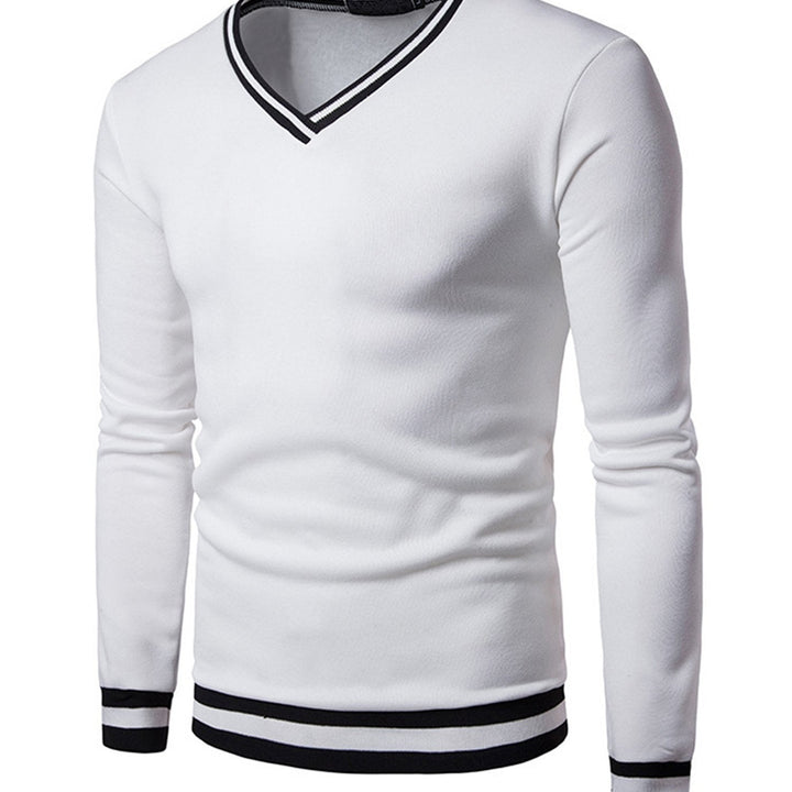 Man draagt modieus colourblock heren sweatshirt met V-hals, casual winterlook. Comfortabel en trendy.