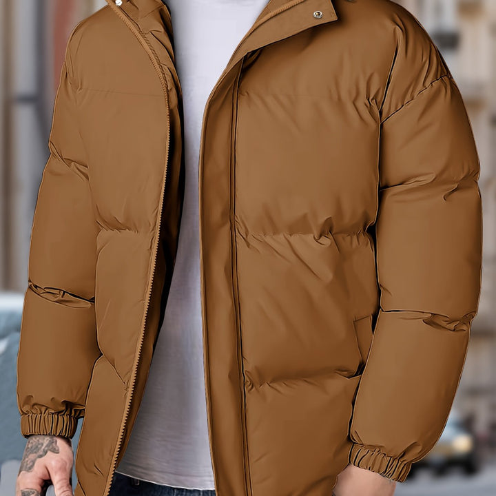 Warm en winddicht heren winterjack met capuchon, een essentieel kledingstuk voor de koude winter.