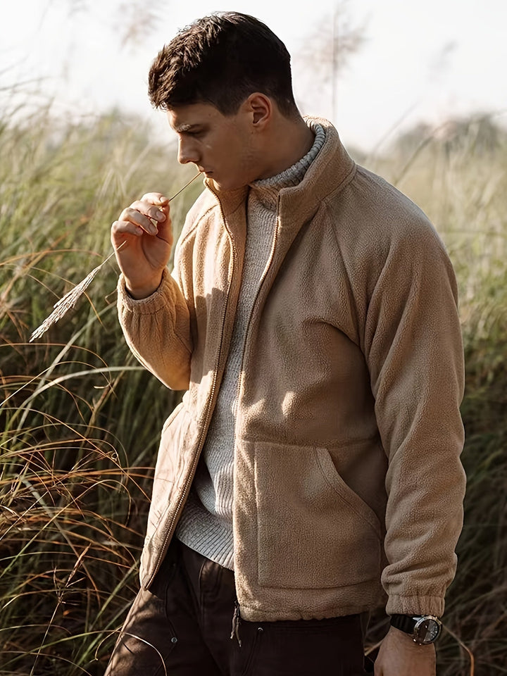 Comfortabele khaki fleece herenjas met rits, ideaal als warme winterjas voor outdoor activiteiten.