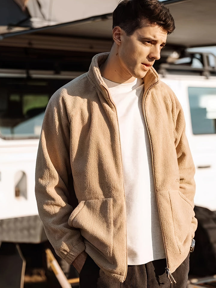 Warme khaki fleece herenjas met ritssluiting, perfect voor koude dagen en casual herenkleding.