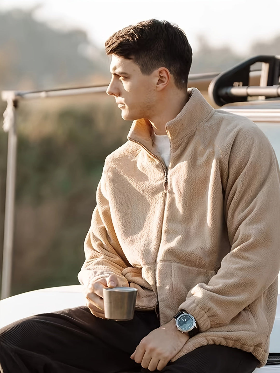 Heren winterjas: warme khaki fleecejas met rits voor comfort en stijl in de kou. Essentiële herenkleding.