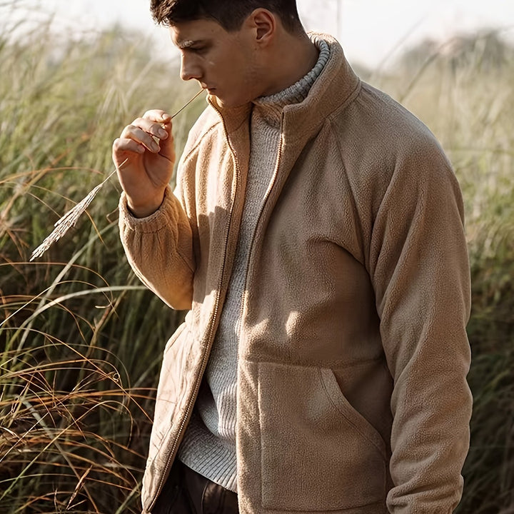 Praktische heren fleecejas, khaki zip-front winterjas; comfortabel & warm voor casual of outdoor avonturen.