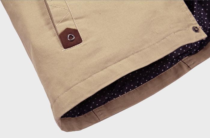 Stijlvolle herenjas. Trendy zwarte gewatteerde herenjas, perfecte bovenkleding voor een modieuze herfst- en winterlook.
