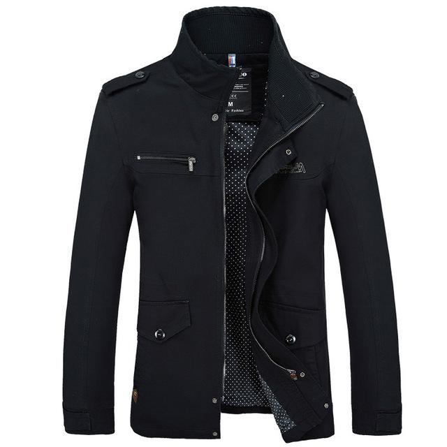 Zwarte herenjas. Warme en modieuze gewatteerde jas, ideaal als winterjas of herfstjas voor een stijlvolle look.