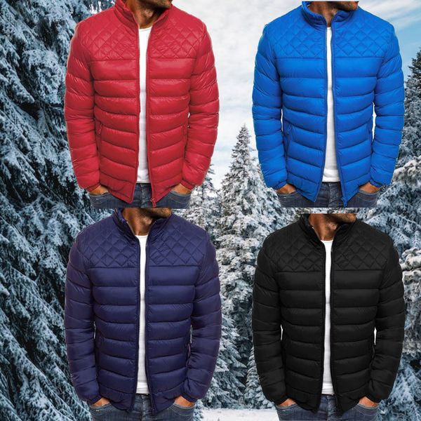 Comfortabele donkerblauwe gewatteerde herenjas, warm en winddicht. Essentiële bovenkleding voor koud weer.