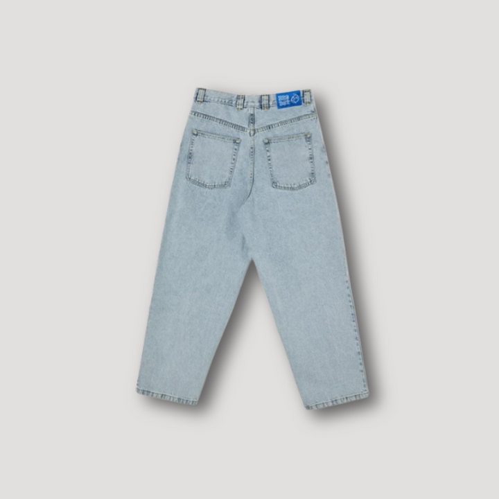 Detail van de stof en pasvorm van een heren baggy spijkerbroek met wijde pijp. Comfortabele herenkleding.