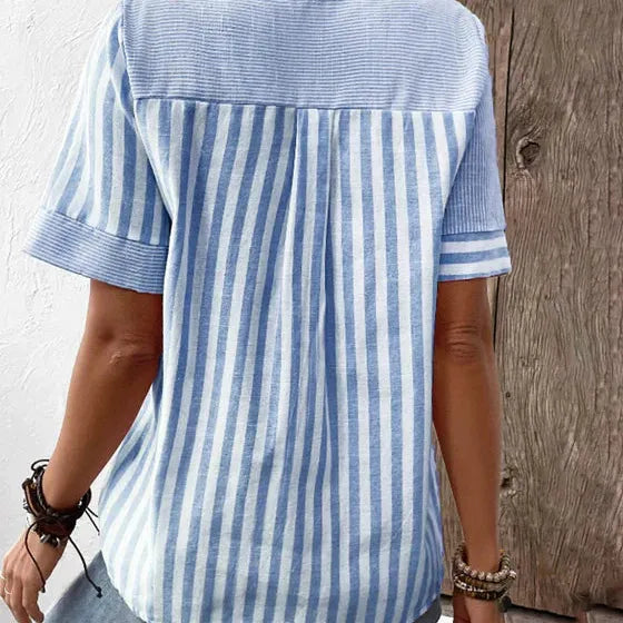 Frisse wit-blauwe gestreepte damesblouse met knoopsluiting en korte mouwen, zomerse elegantie.