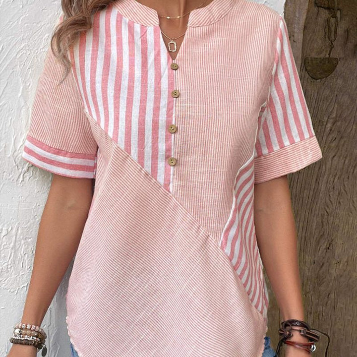 Modieuze gestreepte blouse voor dames, met knoopsluiting en korte mouwen. Casual en stijlvol.