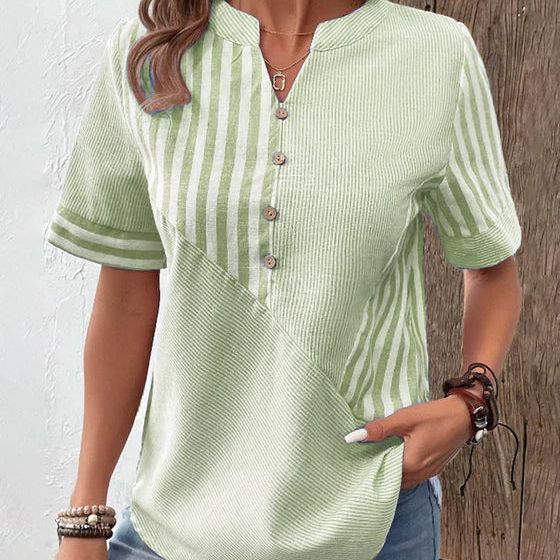 Lichtgewicht gestreepte dames top met knoopsluiting. Ideale zomerblouse met korte mouwen.