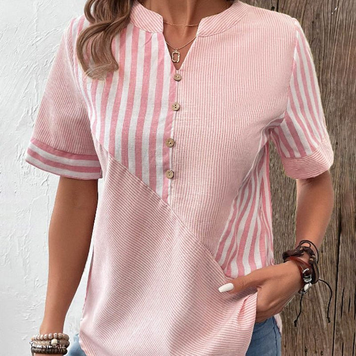 Gestreept damesblouse met knoopsluiting en korte mouwen. Perfect voor casual zomerse looks.