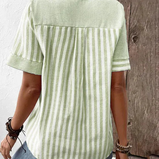 Zomerse gestreepte damesblouse met knoopsluiting, luchtig en modieus. Korte mouwen design.