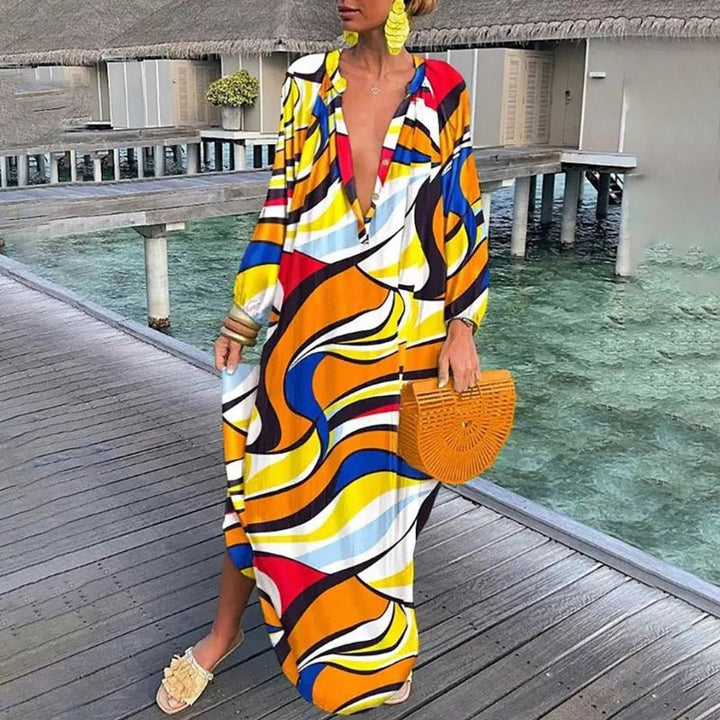 Close-up van de vrolijke bohemian print op deze lange mouwen maxi jurk voor dames.