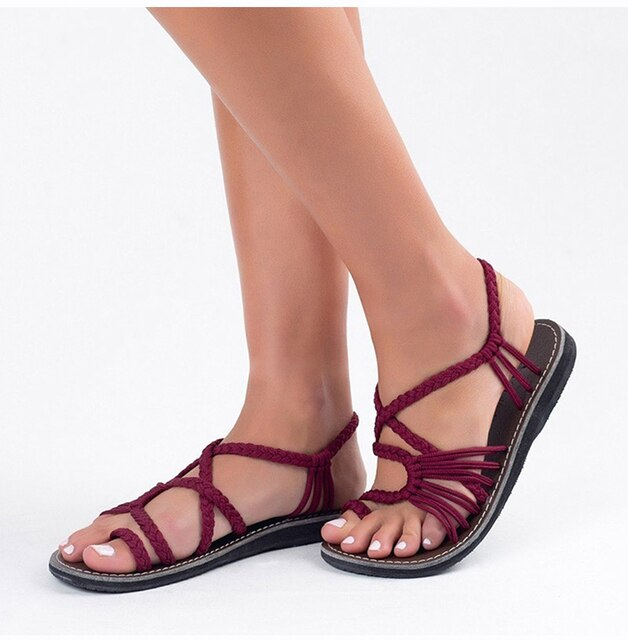 Platte dames sandalen, palmblad motief, bieden comfort en zomerse elegantie, perfect voor elke outfit.