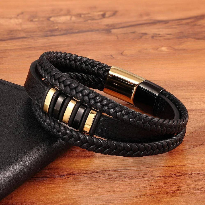 Moderne minimalistische zwarte lederen herenarmband met strakke magnetische RVS-sluiting.