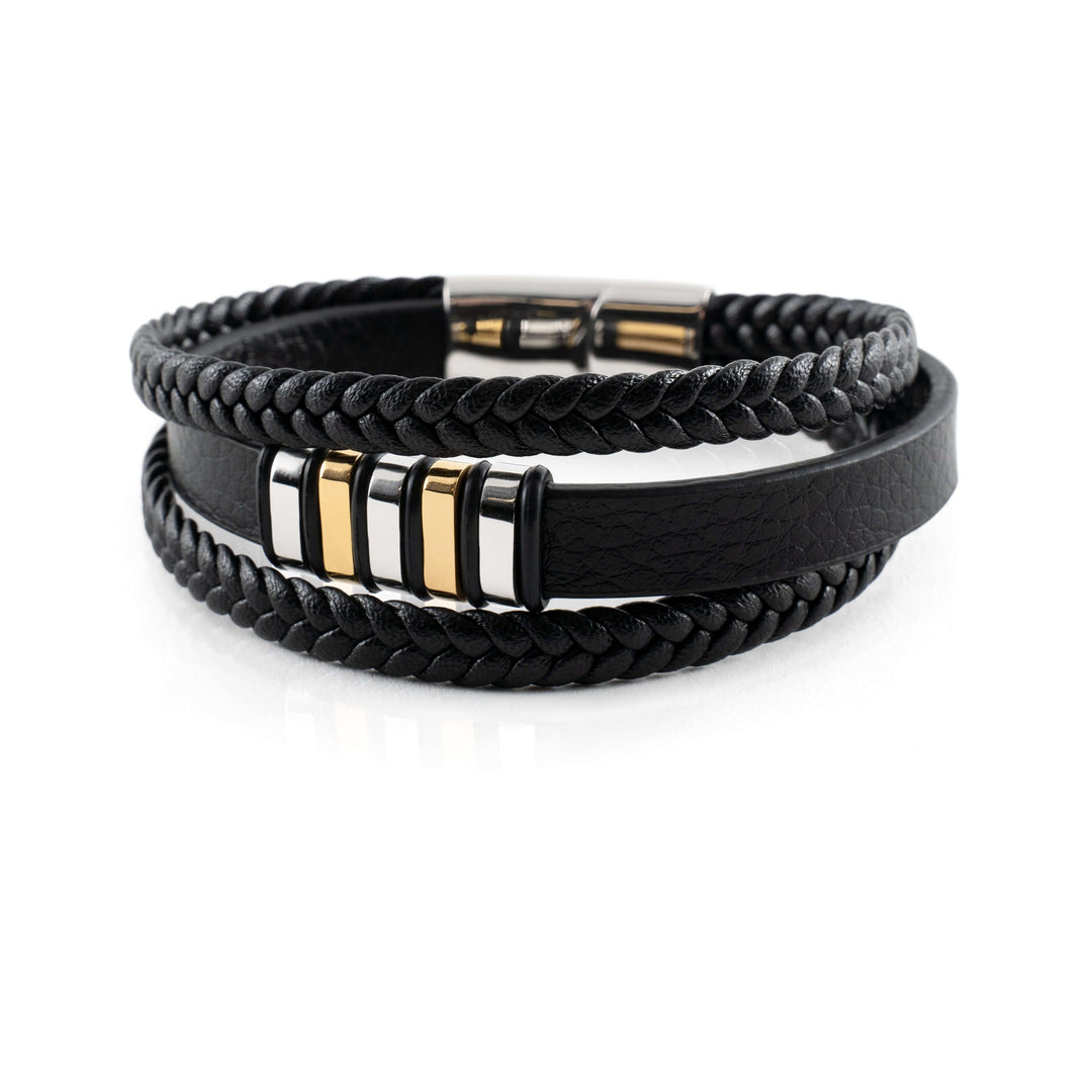 Detail van de zilverkleurige roestvrijstalen magnetische sluiting op een zwarte lederen herenarmband.