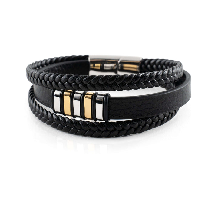 Detail van de zilverkleurige roestvrijstalen magnetische sluiting op een zwarte lederen herenarmband.