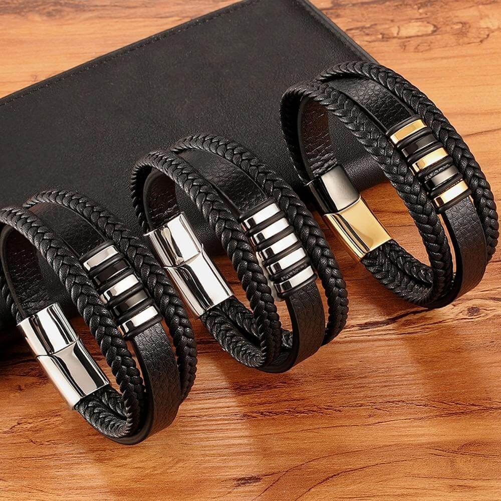 Hoogwaardige zwarte lederen herenarmband met roestvrijstalen magnetische sluiting op witte achtergrond.