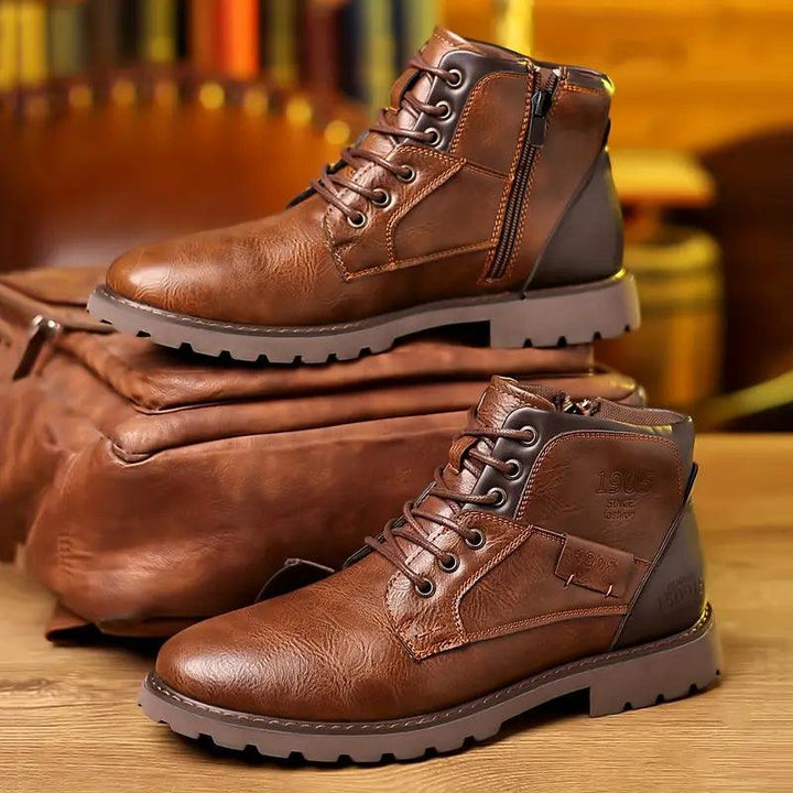 Stijlvolle leren heren enkellaarzen met handige zijrits. Veelzijdige klassieke schoenen voor een nette of casual look.