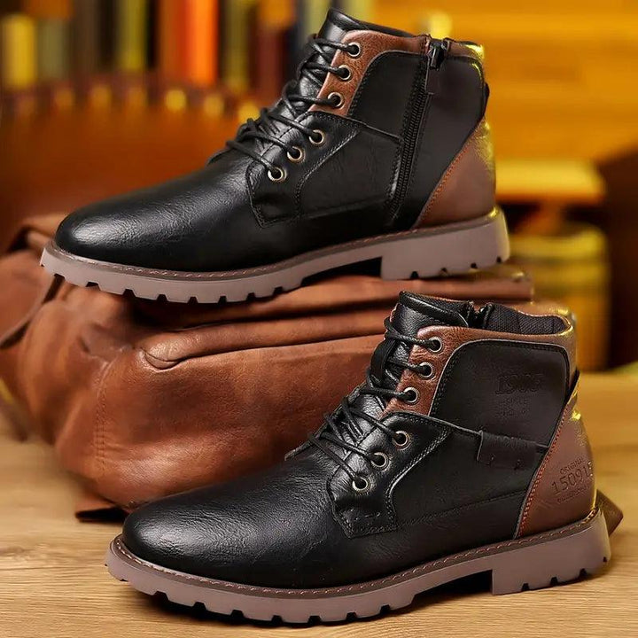 Close-up van de zijrits en het leer van de Hoymans heren enkellaarzen. Elegante en functionele mannen boots.