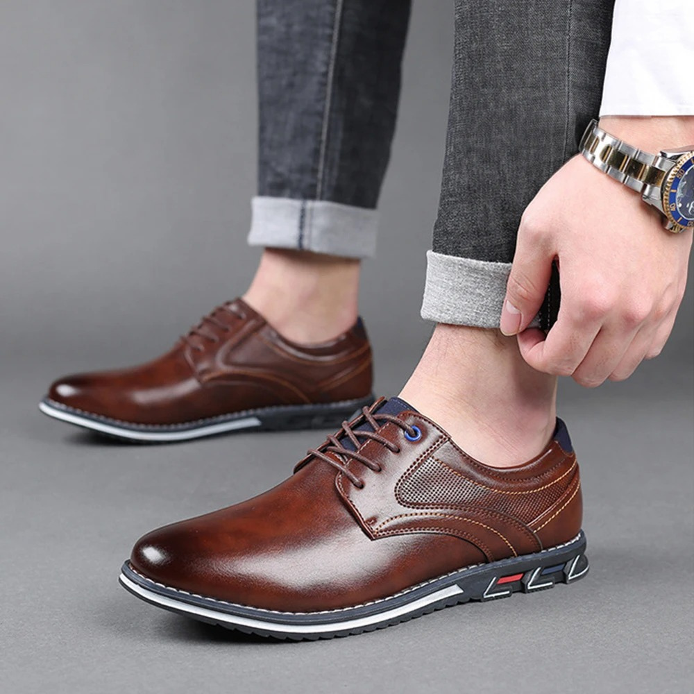 Comfortabele klassieke herenschoenen in bruin leer, perfect voor lange dagen op kantoor.