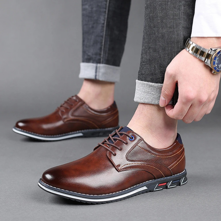Comfortabele klassieke herenschoenen in bruin leer, perfect voor lange dagen op kantoor.