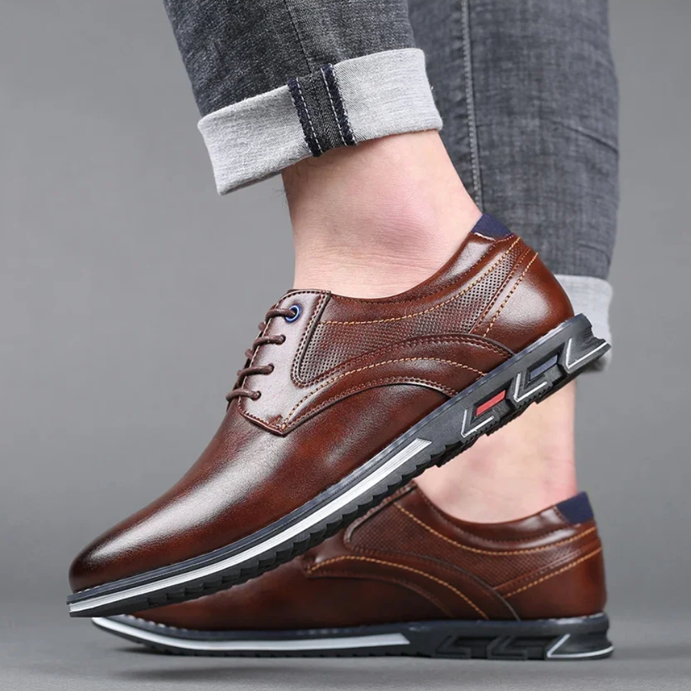 Elegante zijde van zwarte heren geklede schoenen, perfect voor een formele of zakelijke outfit.