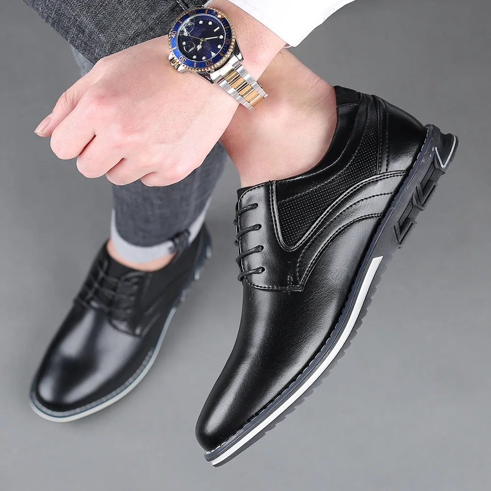 Man draagt comfortabele bruine klassieke herenschoenen, ideaal voor kantoor of speciale events.
