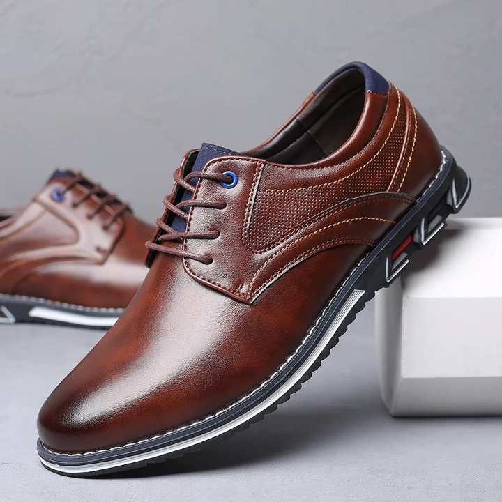 Klassieke heren geklede schoenen in bruin leer, stijlvol en comfortabel voor formele gelegenheden.