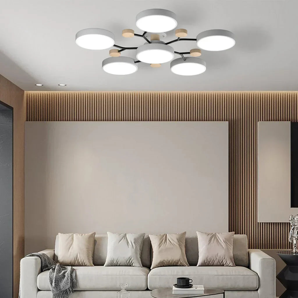 "LED plafondlamp modern Scandinavisch design, metaal en hout, artistieke lichttakken, warme en dimbare verlichting."