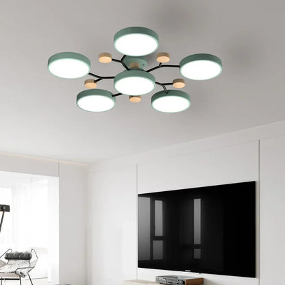 "LED plafondlamp modern Scandinavisch design, metaal en hout, artistieke lichttakken, warme en dimbare verlichting."