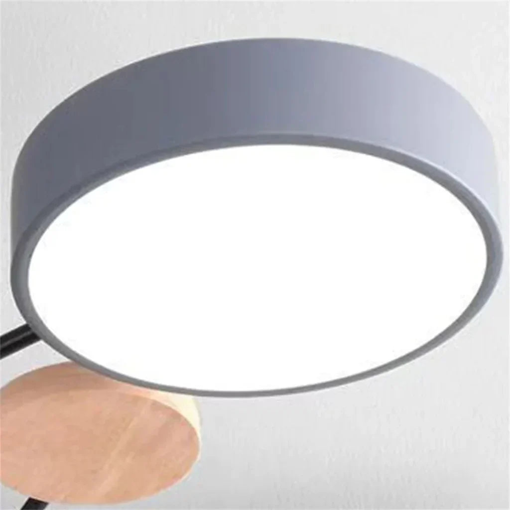 "LED plafondlamp modern Scandinavisch design, metaal en hout, artistieke lichttakken, warme en dimbare verlichting."