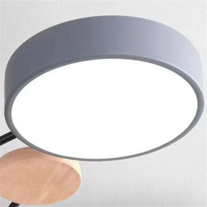 "LED plafondlamp modern Scandinavisch design, metaal en hout, artistieke lichttakken, warme en dimbare verlichting."