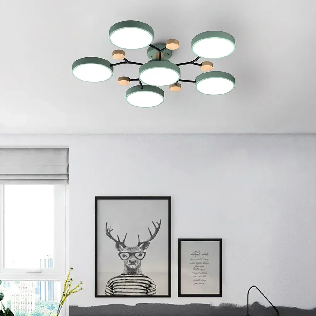 "LED plafondlamp modern Scandinavisch design, metaal en hout, artistieke lichttakken, warme en dimbare verlichting."