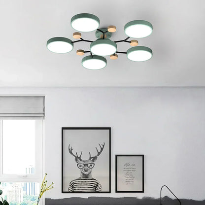 "LED plafondlamp modern Scandinavisch design, metaal en hout, artistieke lichttakken, warme en dimbare verlichting."