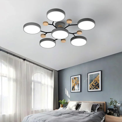 "LED plafondlamp modern Scandinavisch design, metaal en hout, artistieke lichttakken, warme en dimbare verlichting."
