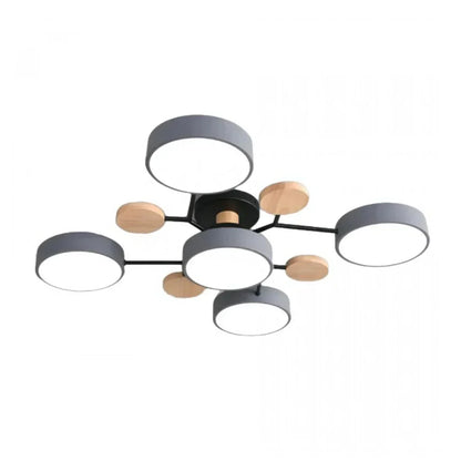 "LED plafondlamp modern Scandinavisch design, metaal en hout, artistieke lichttakken, warme en dimbare verlichting."