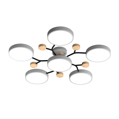 "LED plafondlamp modern Scandinavisch design, metaal en hout, artistieke lichttakken, warme en dimbare verlichting."