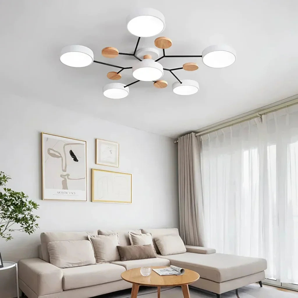 "LED plafondlamp modern Scandinavisch design, metaal en hout, artistieke lichttakken, warme en dimbare verlichting."