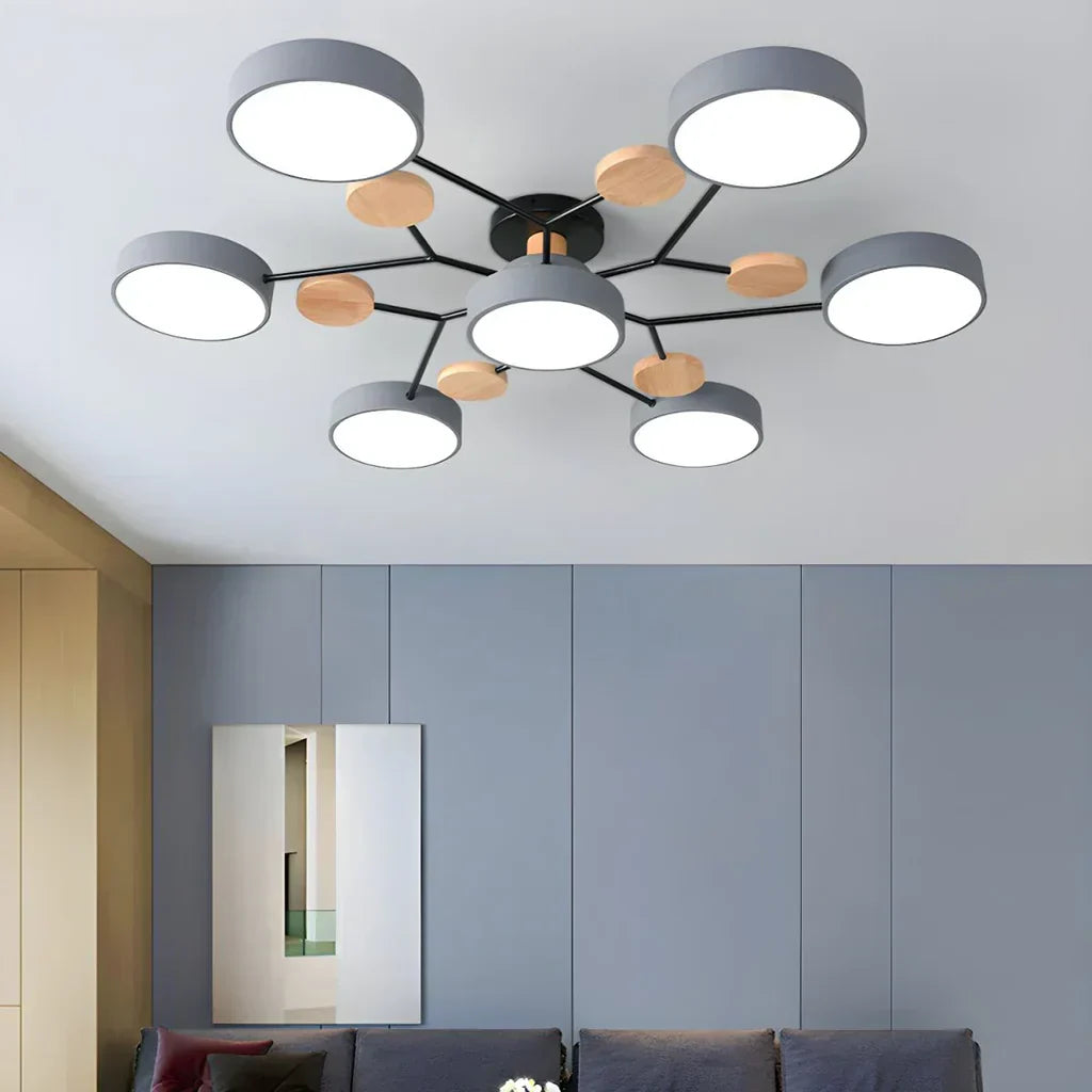 "LED plafondlamp modern Scandinavisch design, metaal en hout, artistieke lichttakken, warme en dimbare verlichting."