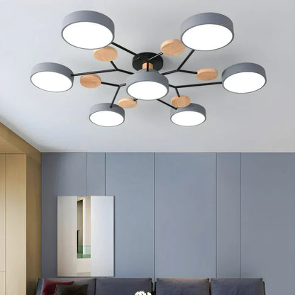 "LED plafondlamp modern Scandinavisch design, metaal en hout, artistieke lichttakken, warme en dimbare verlichting."