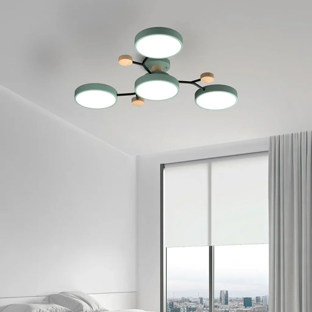 "LED plafondlamp modern Scandinavisch design, metaal en hout, artistieke lichttakken, warme en dimbare verlichting."