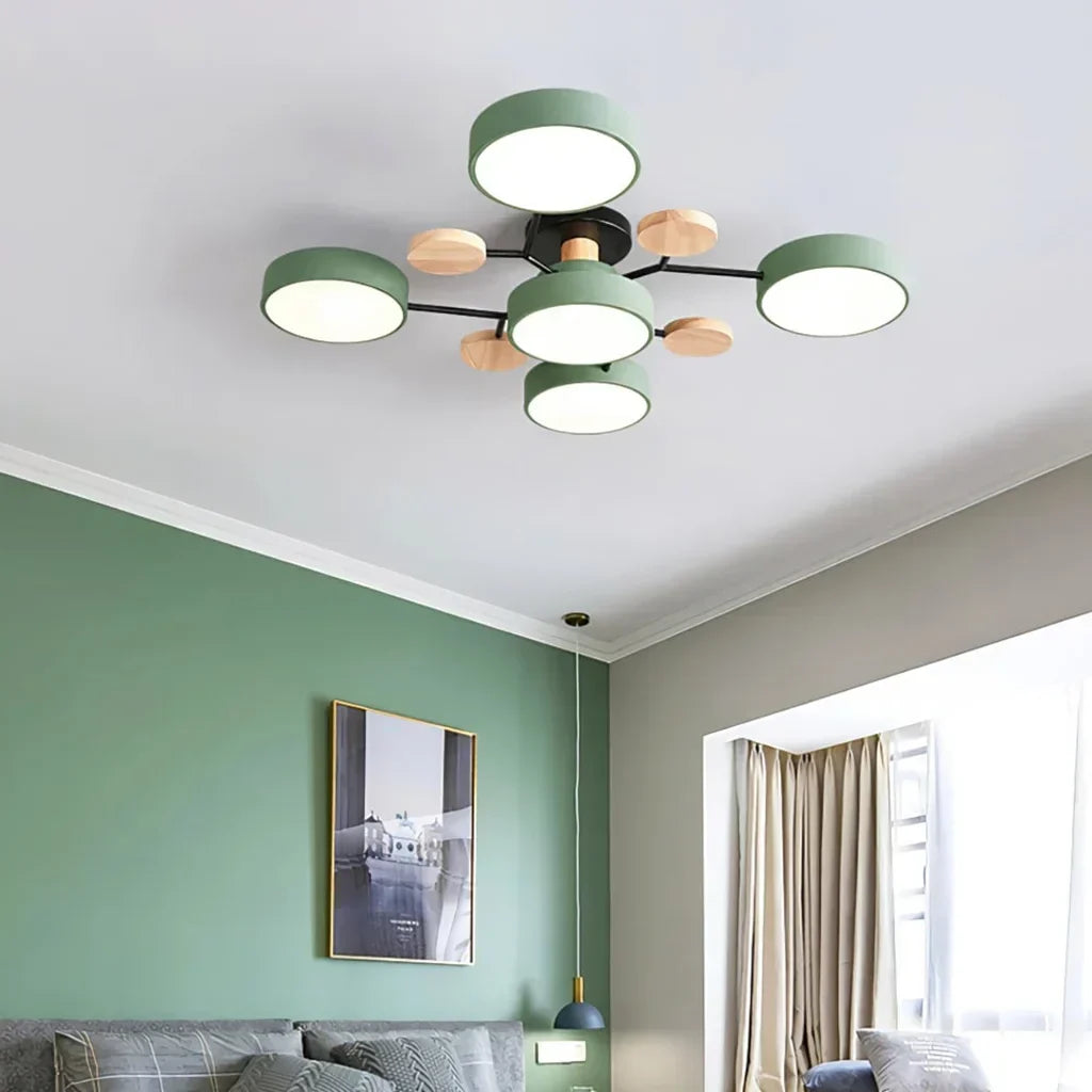 "LED plafondlamp modern Scandinavisch design, metaal en hout, artistieke lichttakken, warme en dimbare verlichting."